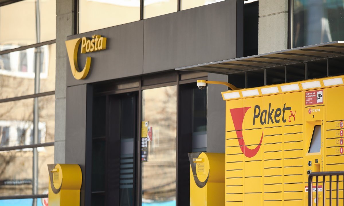 Paketomat Pošte Slovenije Paket24 za prevzem pošiljk